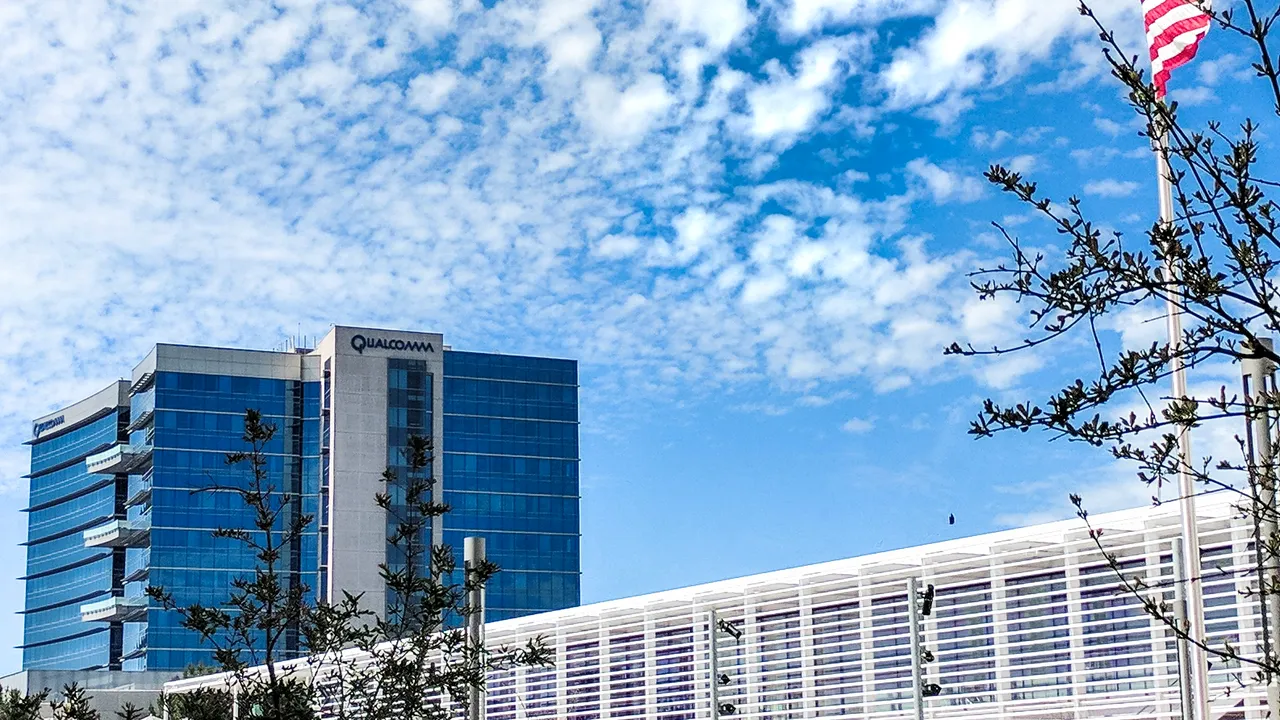 Ar putea fi cea mai mare tranzacție din acest an: peste 100 de miliarde de dolari pentru o companie implicată în industria de telefonie