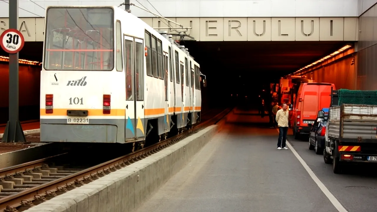 ACCIDENT PE LINIA LUI 41. O mașină, lovită de tramvai. Trei persoane au fost rănite