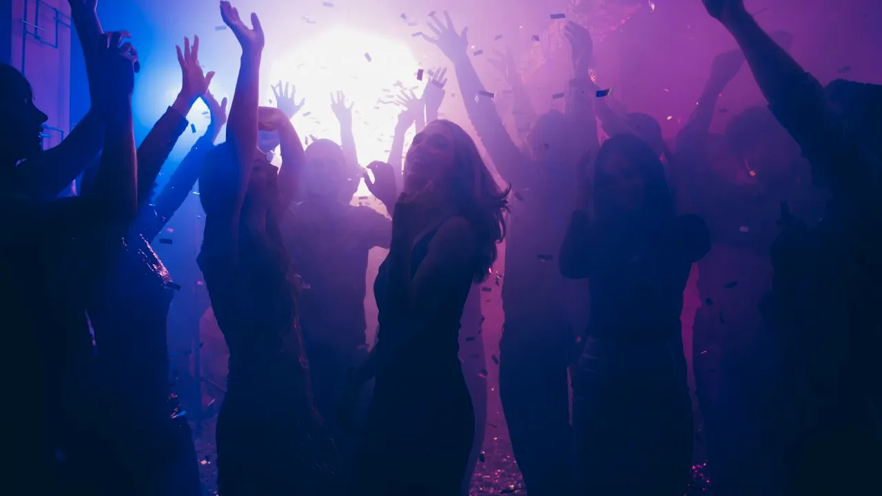 Franța redeschide cluburile pentru swingeri, dar le ține închise pe cele de noapte. Mai mulți parlamentari, nemulțumiți de modul în care se aplică relaxarea