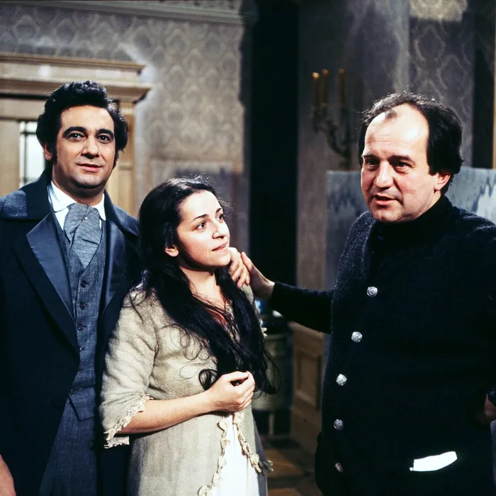 Ileana Cotrubaș, alături de Placido Domingo și regizorul spectacolului La Traviata 1978