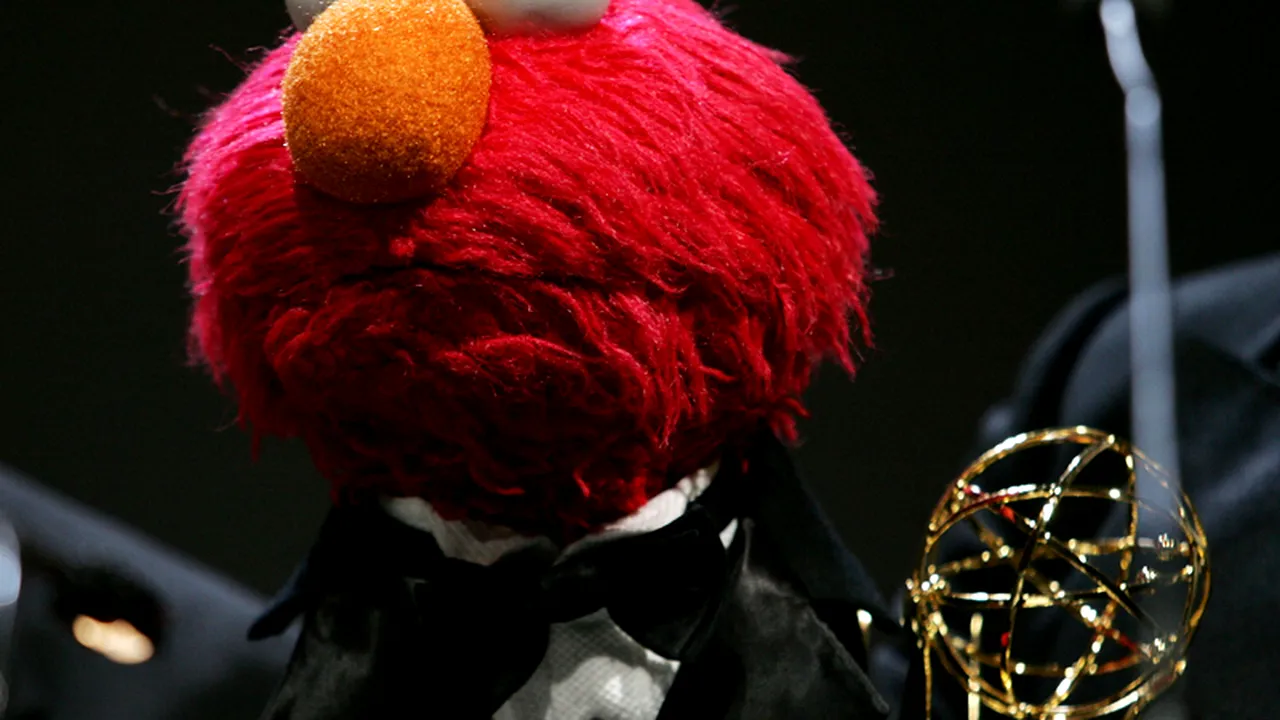 Actorul care asigură vocea personajului Elmo din 