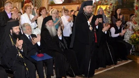 Mircea Moloț, anchetat de DNA pentru fapte de corupție, a fost distins cu Crucea Episcopiei Devei și Hunedoarei ca ''semn al prețuirii și binecuvântării''