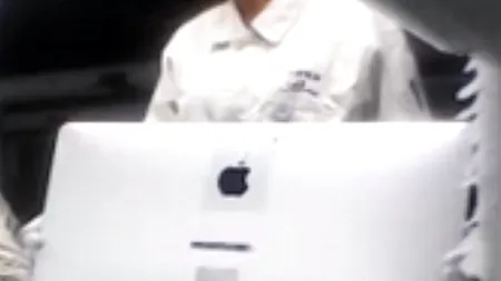 GALERIE FOTO: Imagini din fabricile Apple din China. Muncitorii lucrează 66 de ore pe săptămână, dorm câte 12 în cameră și se spală în găleți