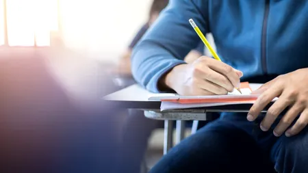Metoda ingenioasă la care a apelat un elev pentru a trișa la BAC. Cum a ajuns să trimită subiectele în exterior, de fapt