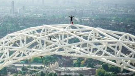 Un tânăr a urcat în punctul cel mai înalt al arcadei metalice de la stadionul Wembley din Londra