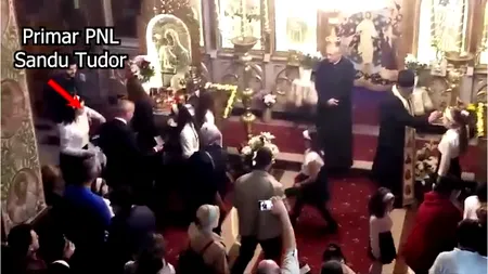 Primarul comunei Păulești, filmat în timp ce împarte bani în biserică. Cum răspunde alesul local la acuzațiile de MITĂ electorală