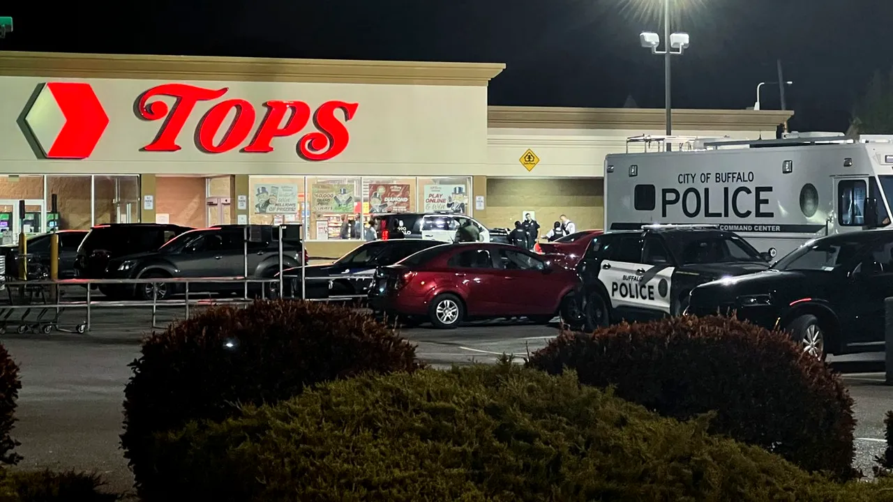 Atac armat într-un supermarket din SUA. Cel puțin zece oameni au murit