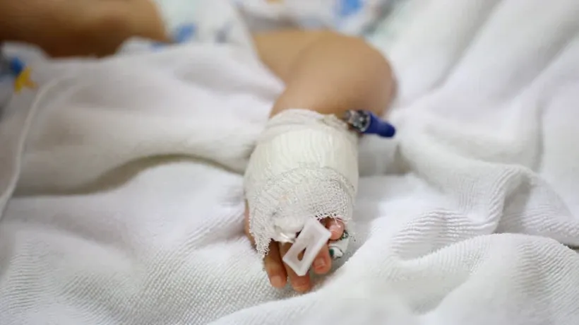 O fetiță de nici doi ani a ajuns la spital, în comă. Are coaste rupte, capul spart. Mama copilei ar fi mușcat-o