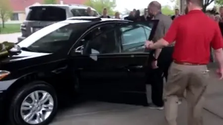 Un bărbat de 60 de ani, care a mers cu bicicleta la serviciu în fiecare zi în ultimii 5 ani, a primit o mașină gratuită - VIDEO