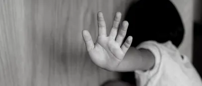 VIDEO: Fată de 13 ani, lovită cu bestialitate de mai multe adolescente. „Au târât-o pe jos, în genunchi. Am primit telefoane de amenințare că ne taie”