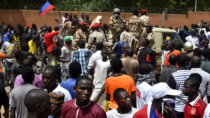 Halucinant! În Niger, oamenii cer venirea Rusiei la putere și dau foc steagurilor Franței