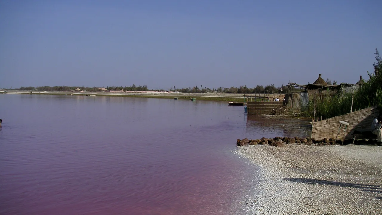 Unde se află cel mai mare lac roz din lume. Un VIDEO spectaculos și topul celor mai frumoase 10 lacuri din lume