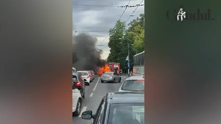 VIDEO | O mașină a luat foc în trafic, în Capitală. Traficul, restricționat la o oră de vârf