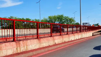 Imagini virale la Otopeni: „Dorel” a vopsit balustradele podului cu tot cu bordurile, mașinile parcate și vehiculele din trafic. Reacția unui oficial din Ministerul Transporturilor (FOTO, VIDEO)