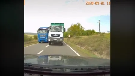 Accident grav, evitat în ultima secundă! Un TIR depășește într-o curbă fără vizibilitate (VIDEO) / Incident grav la o zi după accidentul ministrului Transporturilor, Lucian Bode