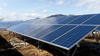Orașul în care 150 de localnici trăiesc în beznă, deși în apropiere se află una dintre cele mai mari centrale solare din țară