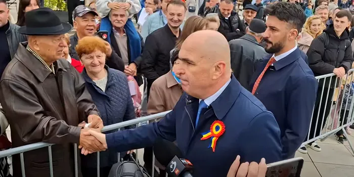 Bolojan are curaj să facă băi de mulțime doar acasă, la Oradea și doar de dincolo de gard. În rest, e fluierat și huiduit peste tot unde merge