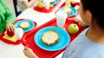 Firma unui fost viceprimar din Iași a câștigat un contract de aproape 100.000 de lei pentru masa caldă a unor copii, deși nu avea autorizație de catering