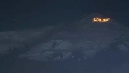 „Fără regi” – mesajul protestatarilor anti-Trump, afișat înainte de sosirea președintelui SUA la Forumul Economic Mondial de la Davos