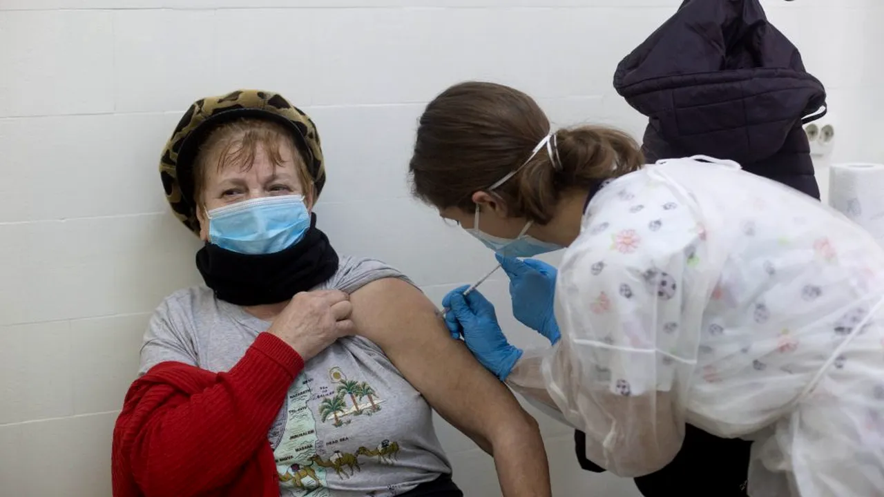 Cum au simțit românii imunizarea anti-COVID? Între emoții și așteptare: „O pișcătură! Când am așteptat să simt, deja era gata injecția” (REPORTAJ)