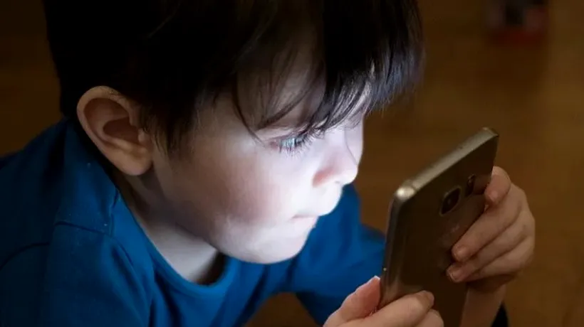 Semnal de alarmă pentru părinți: Un sfert dintre copiii din România stau peste șase ore pe zi online, pe tablete și telefoane / 43% dintre copii susțin că au văzut sau au primit mesaje cu conținut sexual în mediul virtual