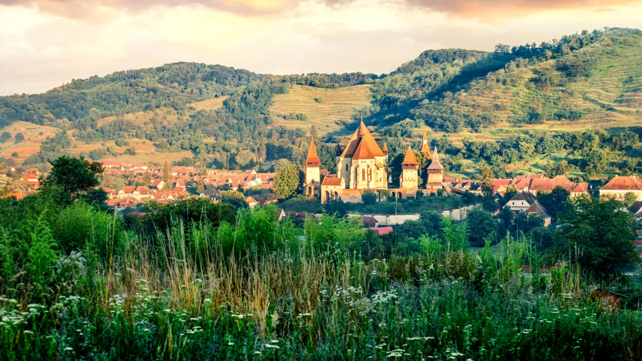 O regiune din România, printre cele mai frumoase destinații de TOAMNĂ din lume. Străinii care vin aici apreciază „misticul zonei”