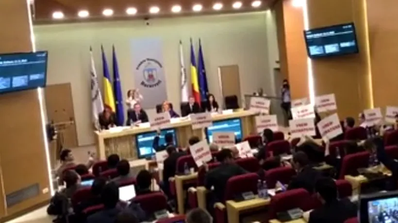 Consilierii PSD, aluzie la refuzul lui Iohannis: Pancarte în CGMB cu mesajul „Vrem dezbatere - VIDEO 