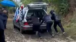 Cu mortul, prin noroi, spre cimitir, într-un sat din Vaslui. Cum răspunde primarul despre drumurile de pământ din localitate