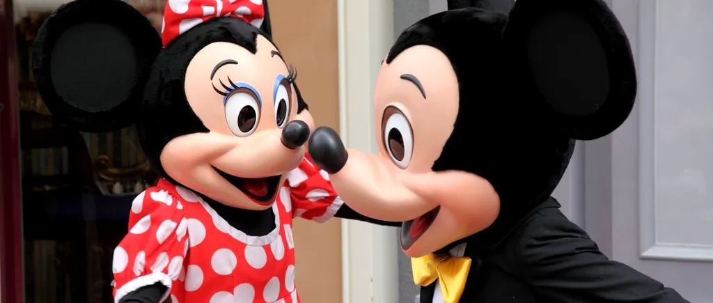 Doi ROMÂNI costumați în Mickey și Minnie Mouse, prinși jefuind turiștii în timp ce făceau poze cu ei