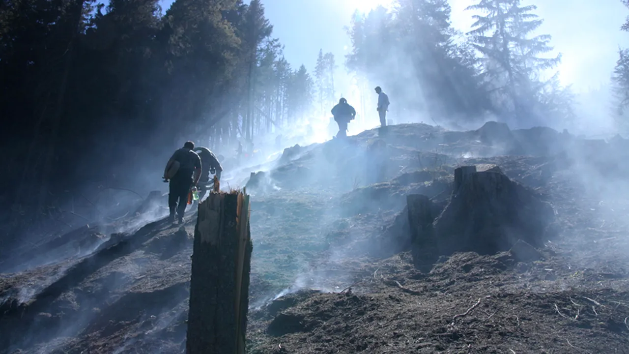 Un elicopter al MAI a început acțiunea de stingere a incendiilor din Masivul Făgăraș