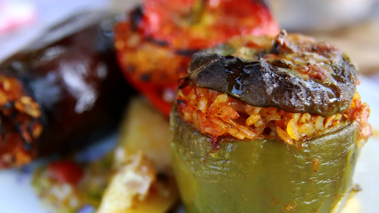 Rețetă delicioasă de ardei umpluți de post. Cum îi prepară măicuțele de la Mânăstirea Prislop