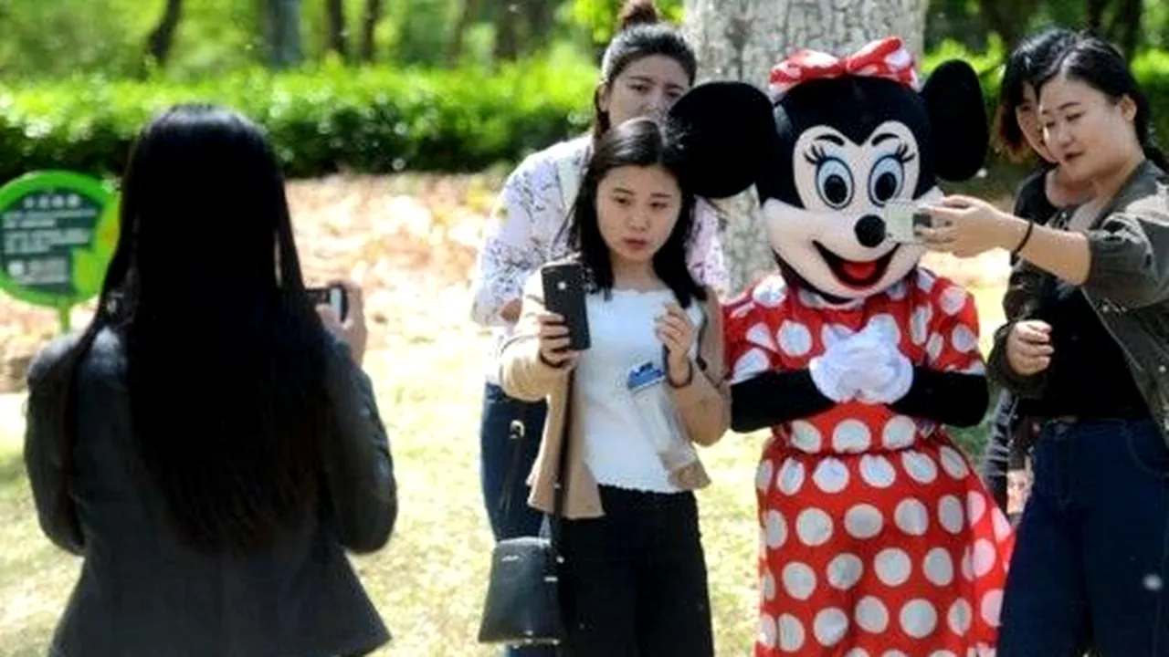  Povestea emoționantă care stă în spatele acestui personaj. Banii pe care această femeie îi strânge au o destinație precisă