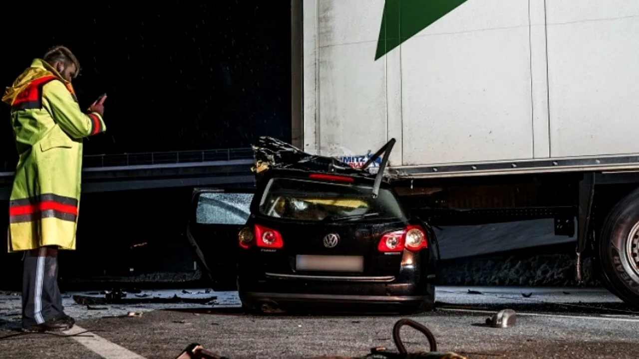 Accident cumplit în Germania! Doi români au murit striviţi după ce au intrat cu mașina sub un TIR