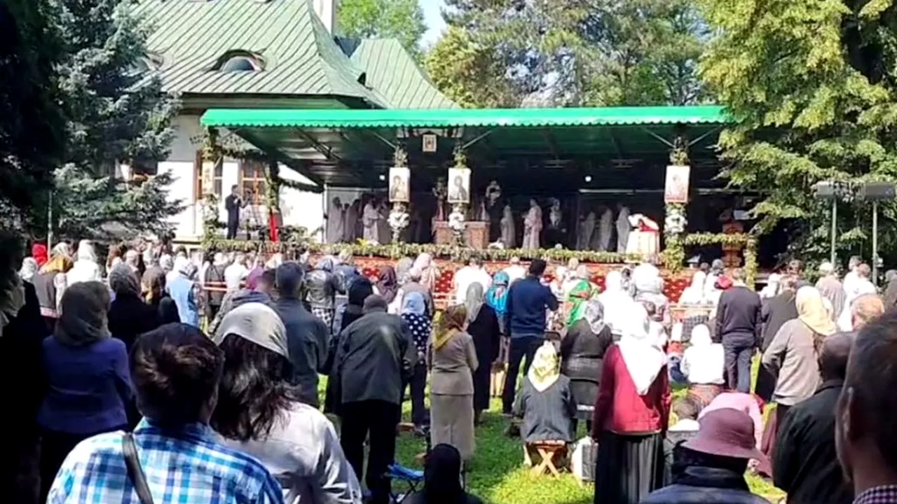 CREDINȚĂ. Mii de persoane s-au strâns la Moaștele Sfântului Ioan cel Nou de la Suceava. Județul Suceava rămâne pe primul loc la numărul de cazuri de Covid