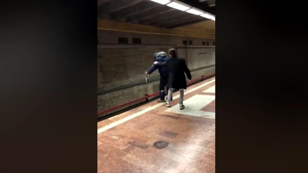 Un tânăr A OPRIT în ultimul moment un bărbat care voia SĂ SE ARUNCE în fața metroului