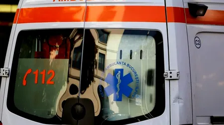 Accident în Timiș. 3 persoane rănite, după ce o mașină a intrat într-o ambulanță de transport dializă care circula regulamentar