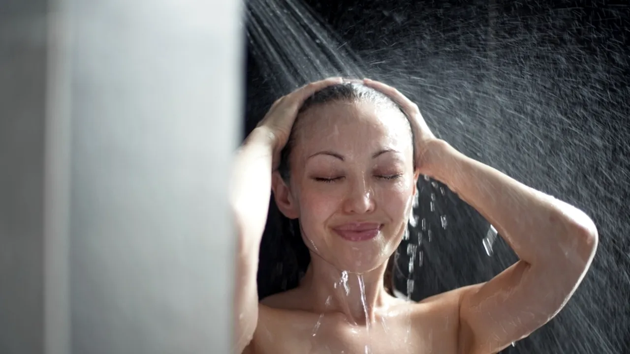 Cum te speli corect pe păr