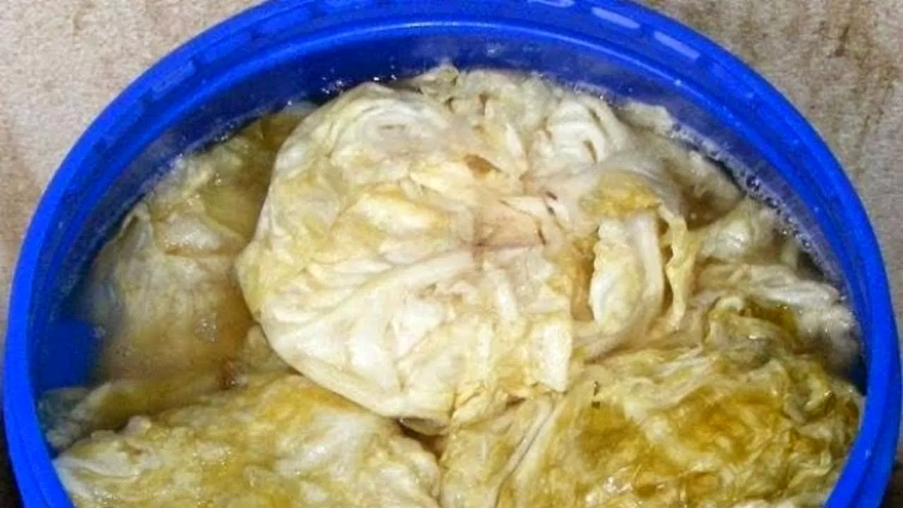 Cum se pritocește corect varza murată. Secretul pentru a evita mirosul urât