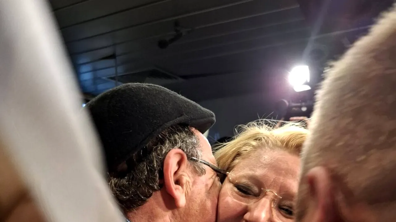 Diana Şoşoacă mulţumeşte oamenilor care au aşteptat-o la aeroport: 