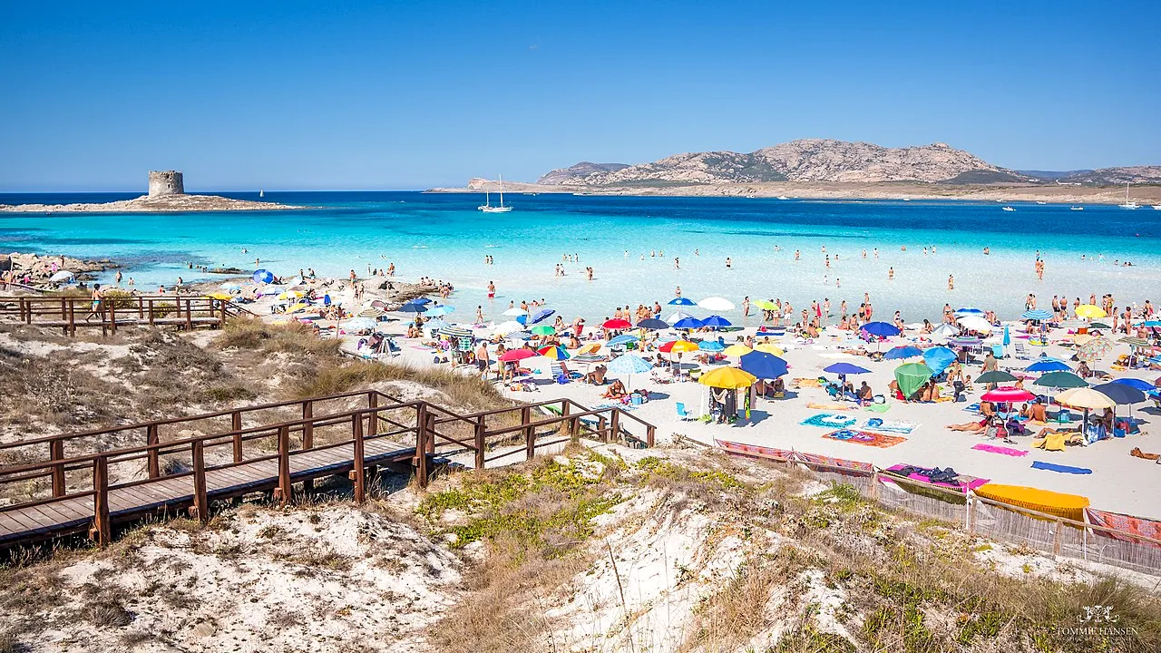 A comis-o în vacanța din Sardinia. Un turist, prins cu 41 kg de pietre în maşină / Italia are legi stricte, iar amenzile sunt URIAȘE