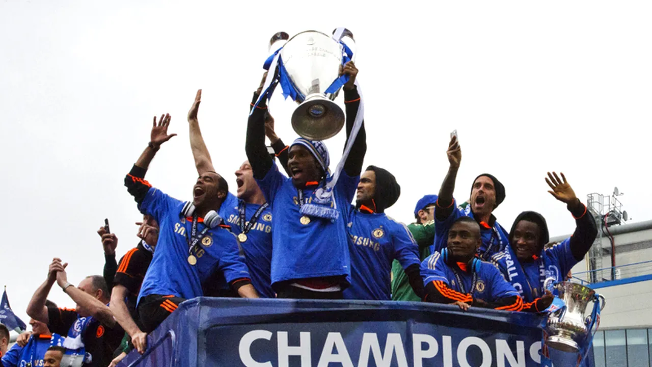 Trei angajați de la Chelsea au stricat un mâner al cupei Ligii Campionilor, în timp ce se fotografiau cu trofeul în afara orelor de program