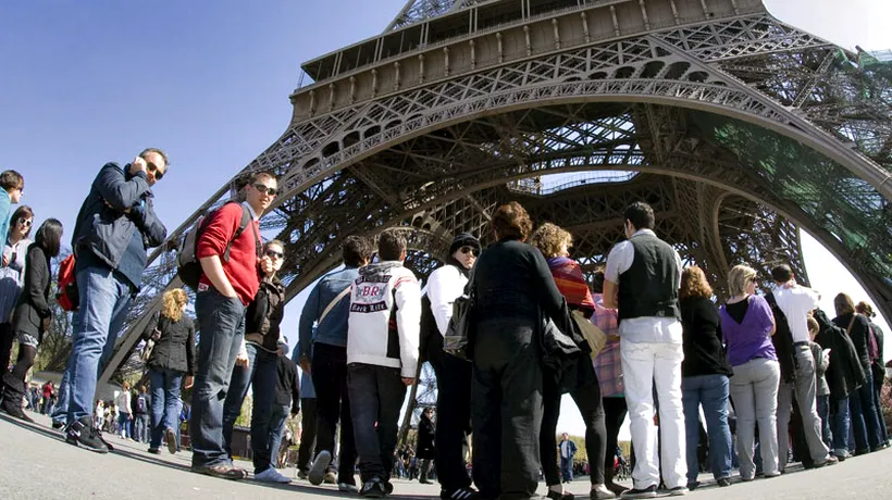 Turnul Eiffel poate fi vizitat  printr-un simplu clic pe internet