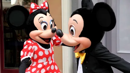 Doi ROMÂNI costumați în Mickey și Minnie Mouse, prinși jefuind turiștii în timp ce făceau poze cu ei