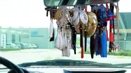 Amendă 3000 de lei pentru șoferii care își afișează credința „pe parbriz, lunetă sau geamurile laterale