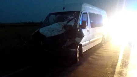 Microbuz cu șapte persoane, lovit de tren în județul Timiș