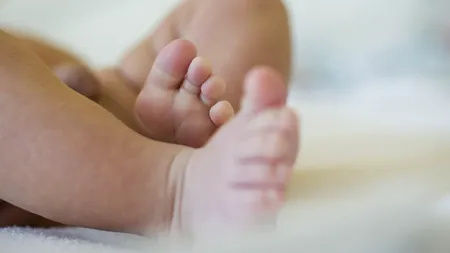 Fetiță de o lună, preluată de autorități. Ce făcea mama acesteia
