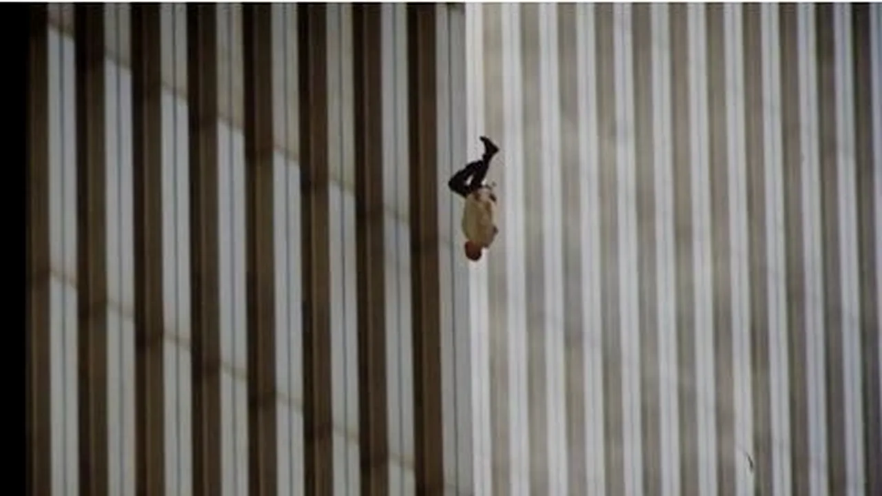 Povestea din spatele fotografiei-emblemă a atentatelor de la 11 septembrie. VIDEO