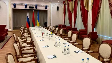 FOTO | Cum arată masa primelor negocieri de pace dintre Ucraina și Rusia
