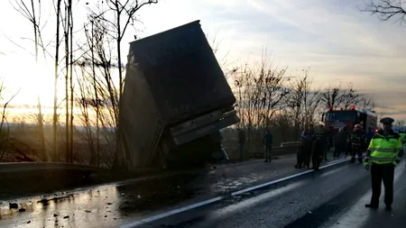 FOTO Un șofer a fost rănit după ce a intrat cu mașina pe contrasens, într-un TIR