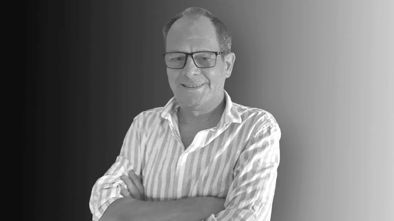 Invadatorii CHIP și DALE. Odiseea lui Cub-Galben-Cască-Roșie și Cub-Roșu-Cască-Galbenă într-un lift comunist din Titan